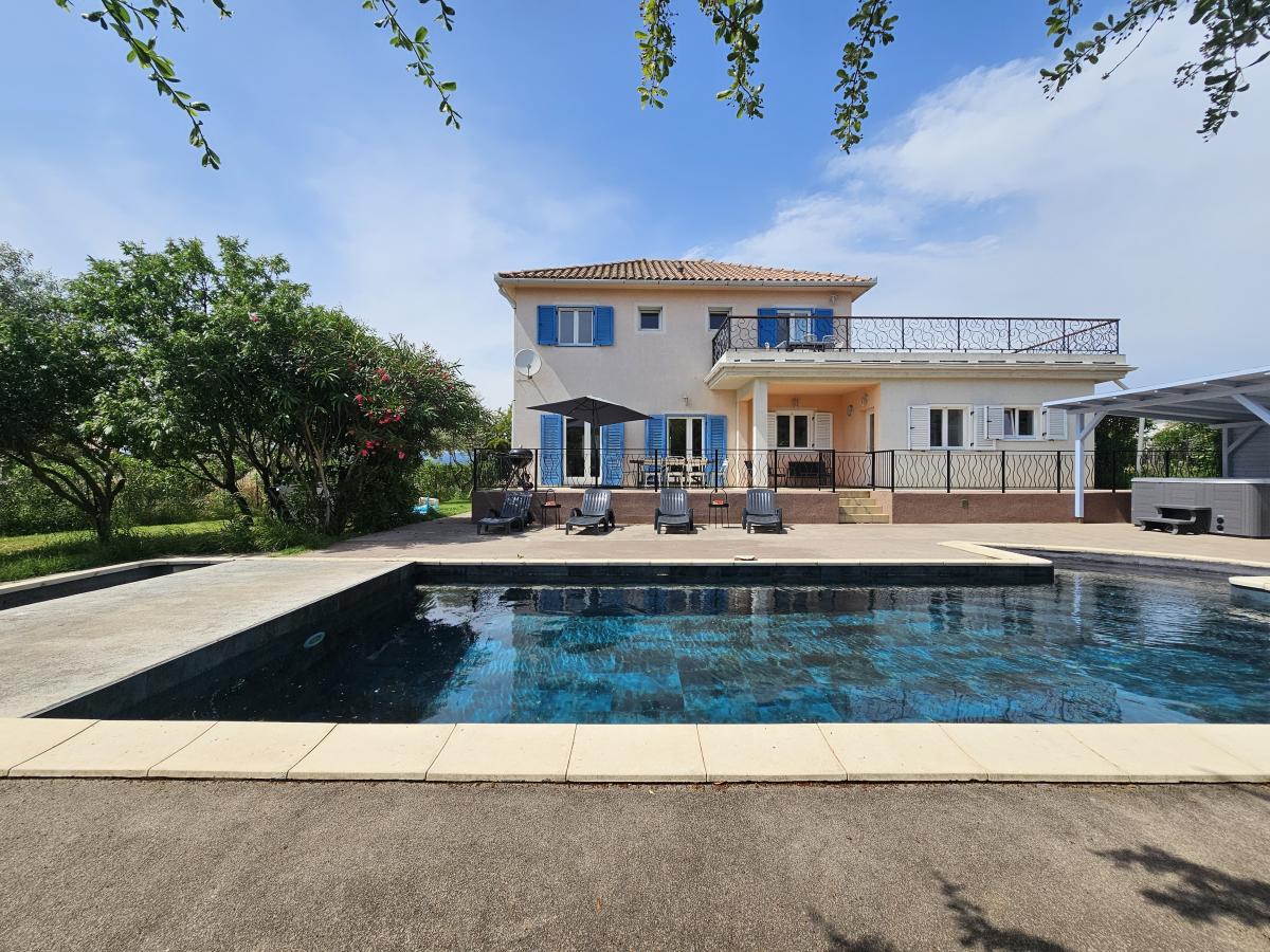 Villa photo 1