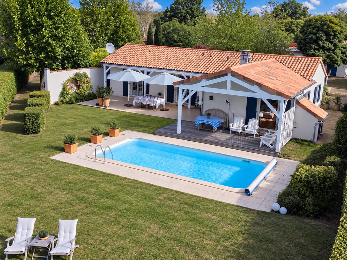 Luxe villa met zwembad en uitzicht op golfbaan in Vasles