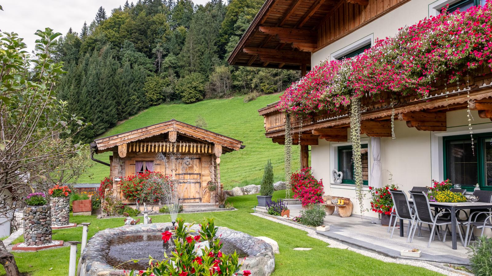 Haus am Waldrand-Tuinen zomer