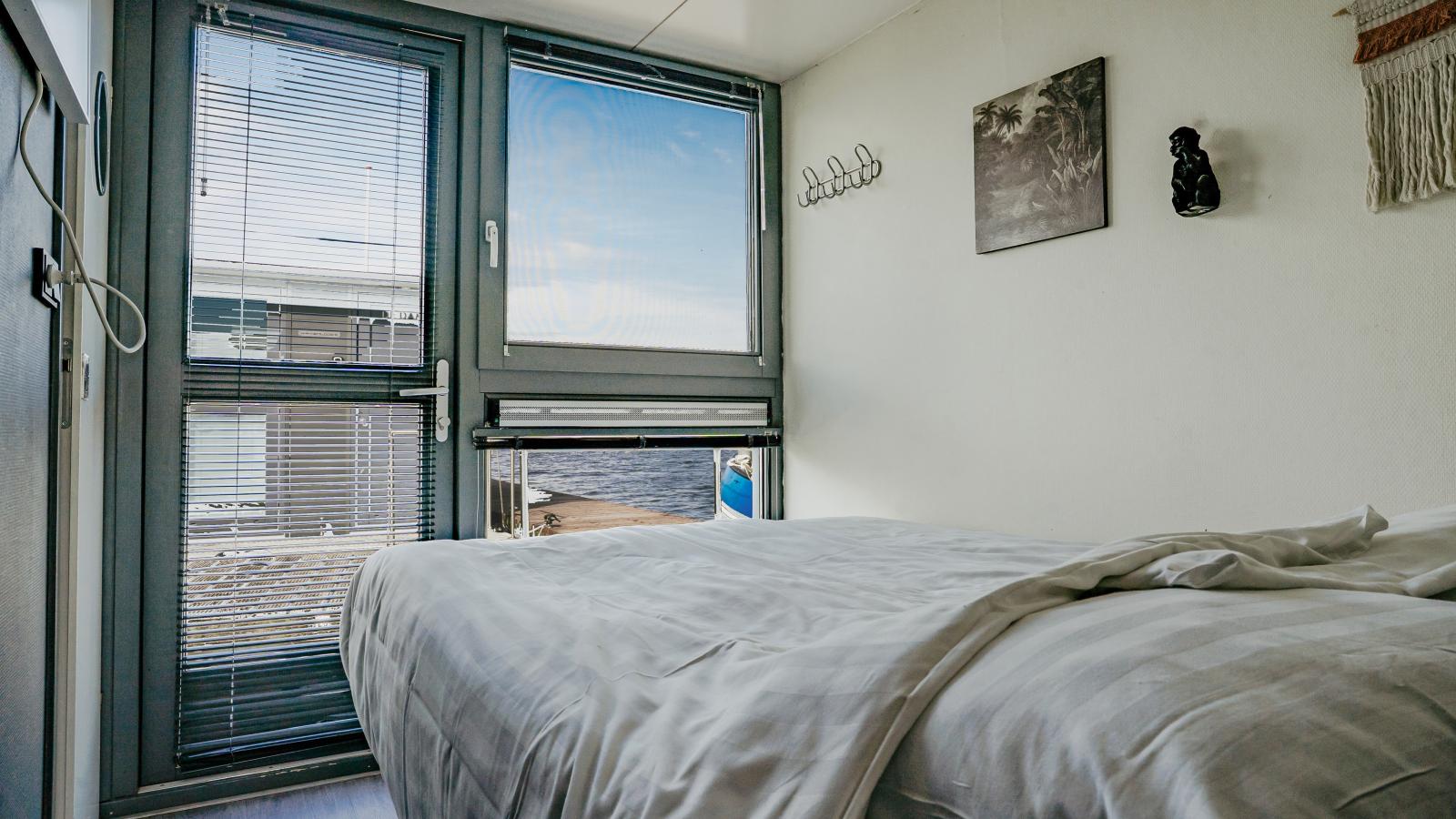 Tiny houseboat Uitgeest I-Chambre