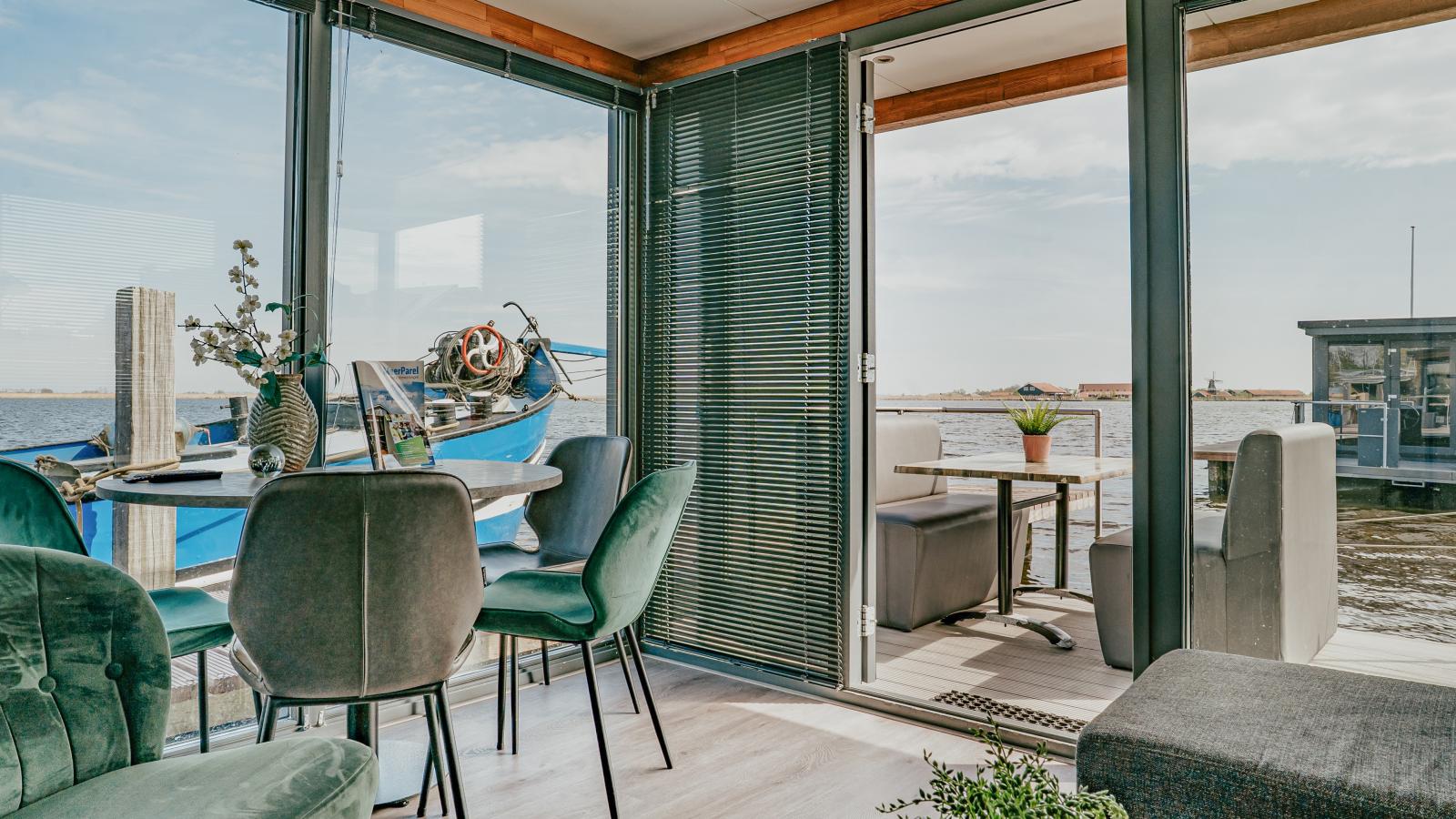 Tiny houseboat Uitgeest I-Salon