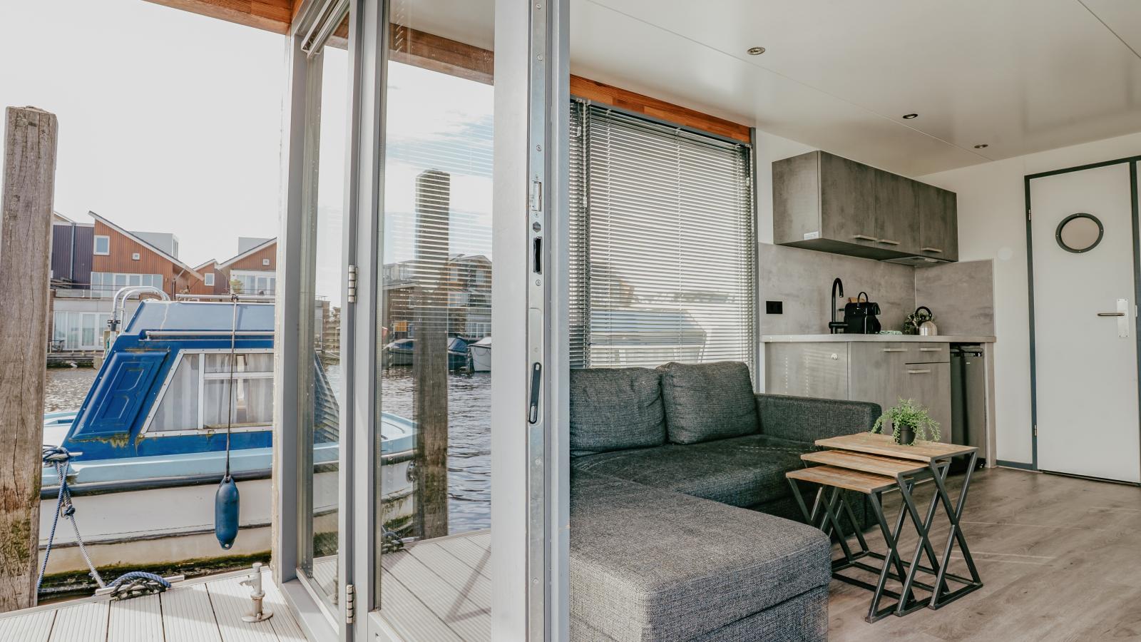 Tiny houseboat Uitgeest I-Salon