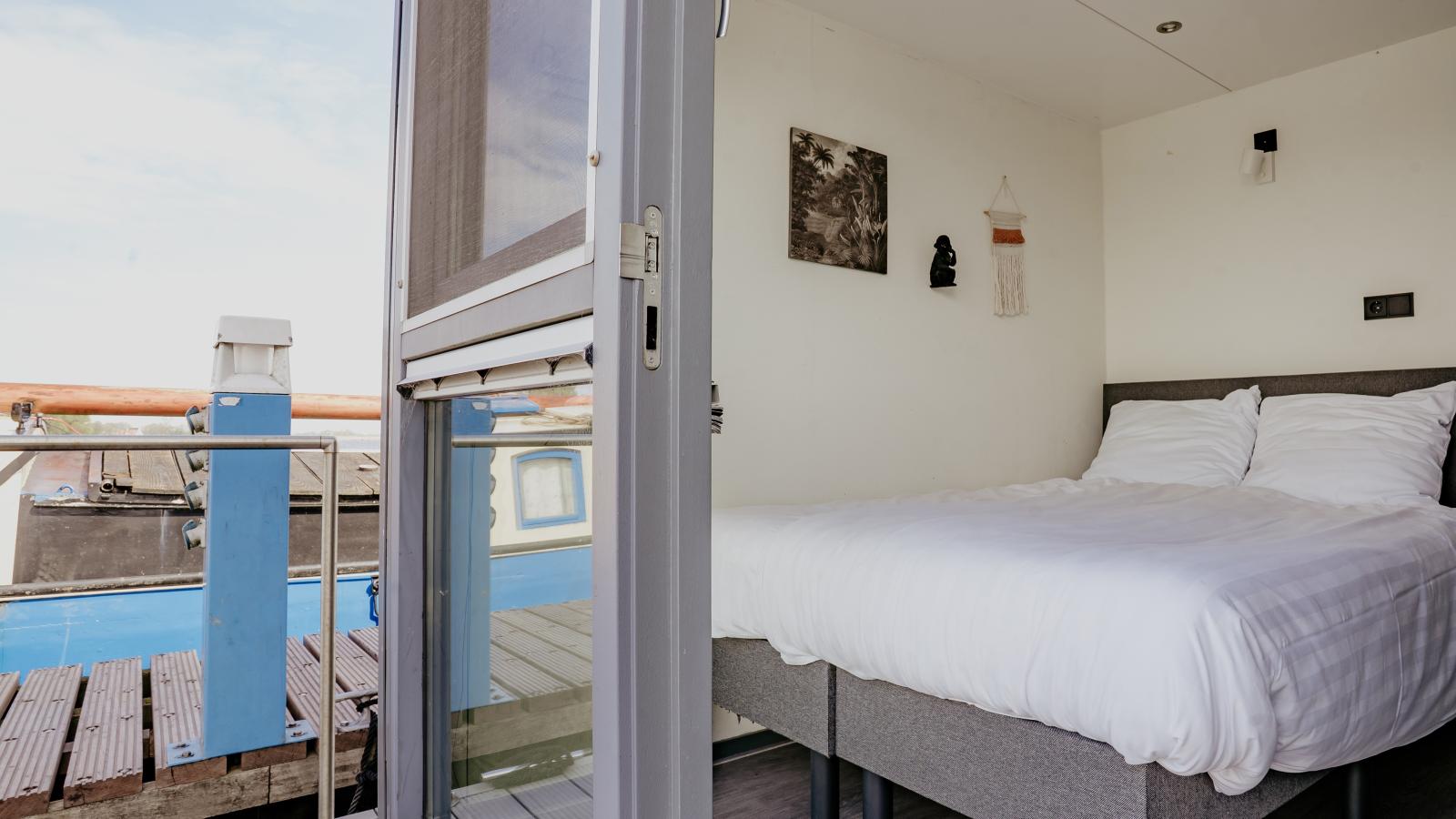 Tiny houseboat Uitgeest I-Chambre