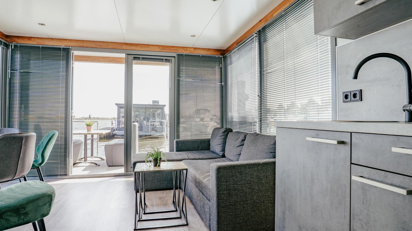 Tiny houseboat Uitgeest I-Salon