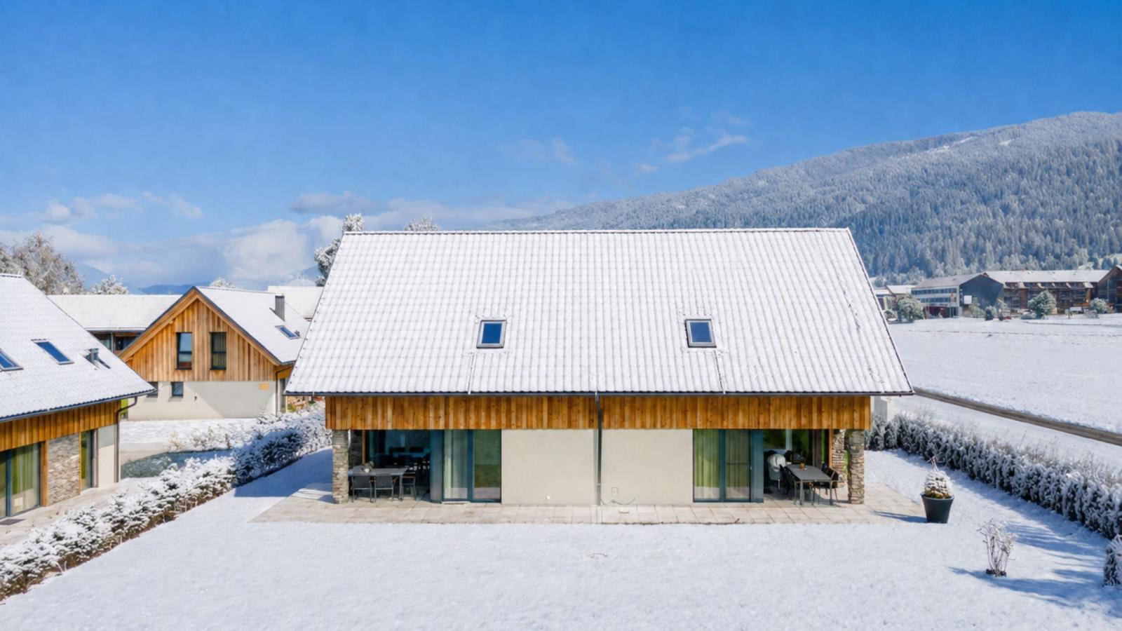Mountain Chalet Chapeau - Exterior in winter