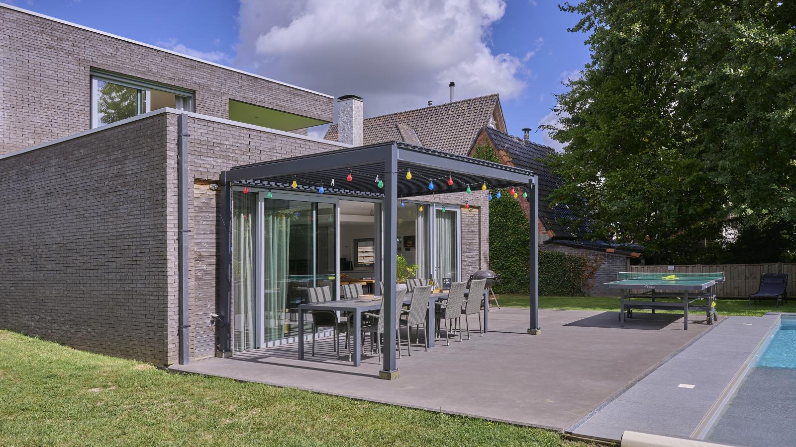 Maison Oscar-Buitenkant zomer