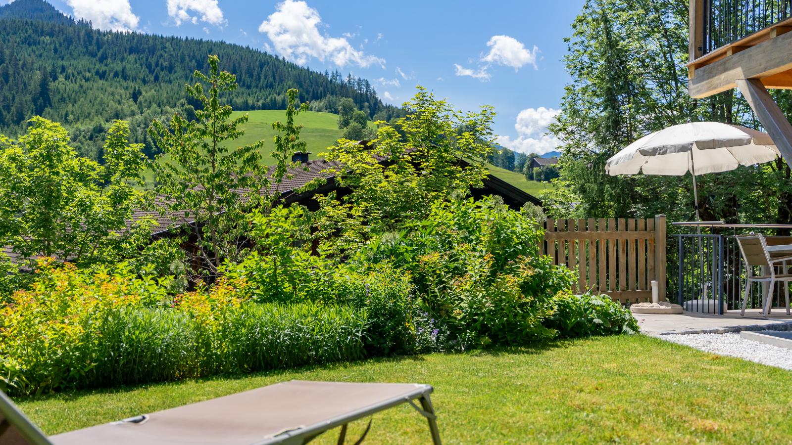 Werfenblick und Bergblick - Jardins en été