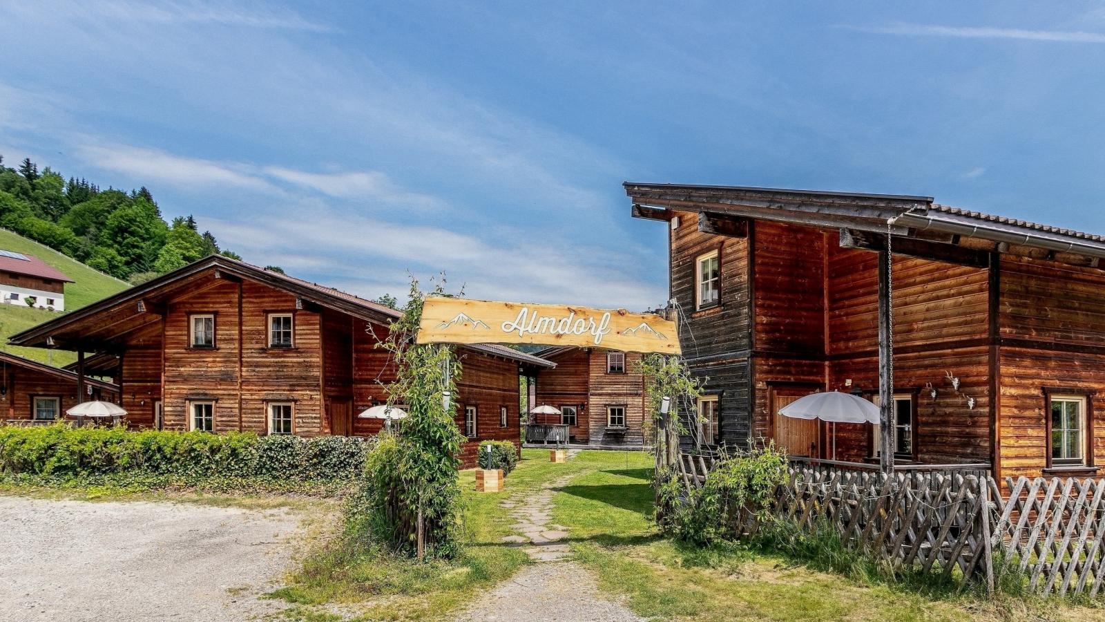 Urige Chalets 3 und 4-Buitenkant zomer