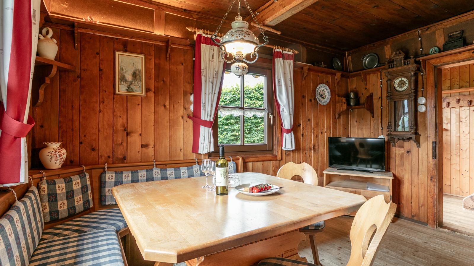 Weberhäusl am Penningberg-Eetkamer