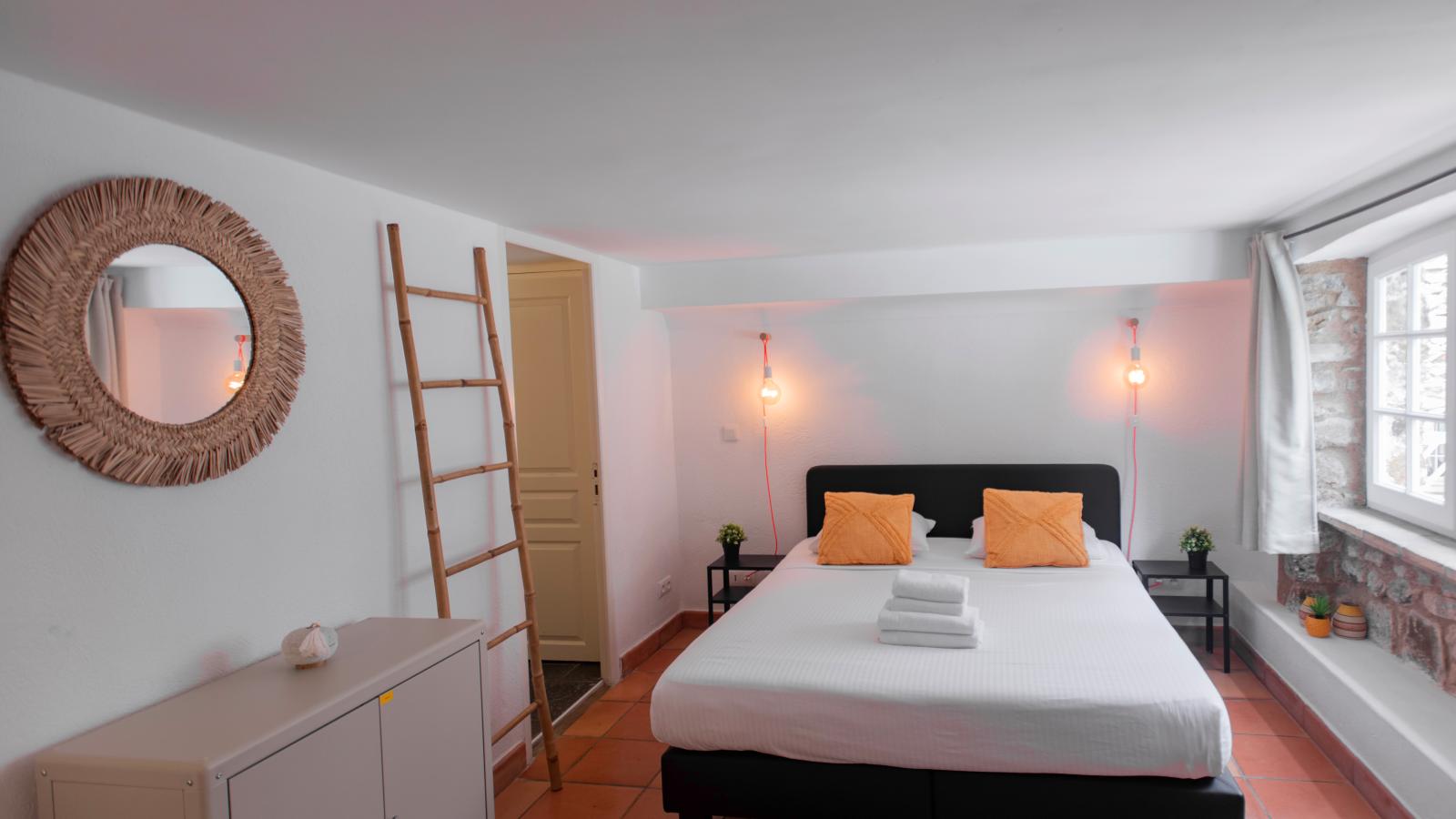 Emponse7-Bedroom