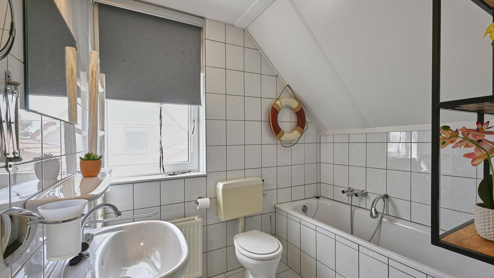 Rose Garden-Bathroom