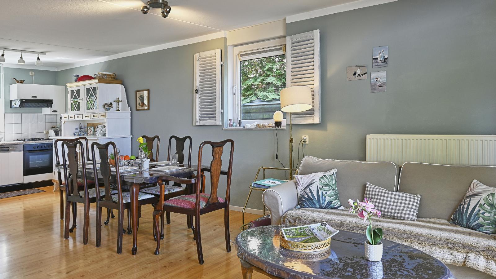 Rose Garden-Living room