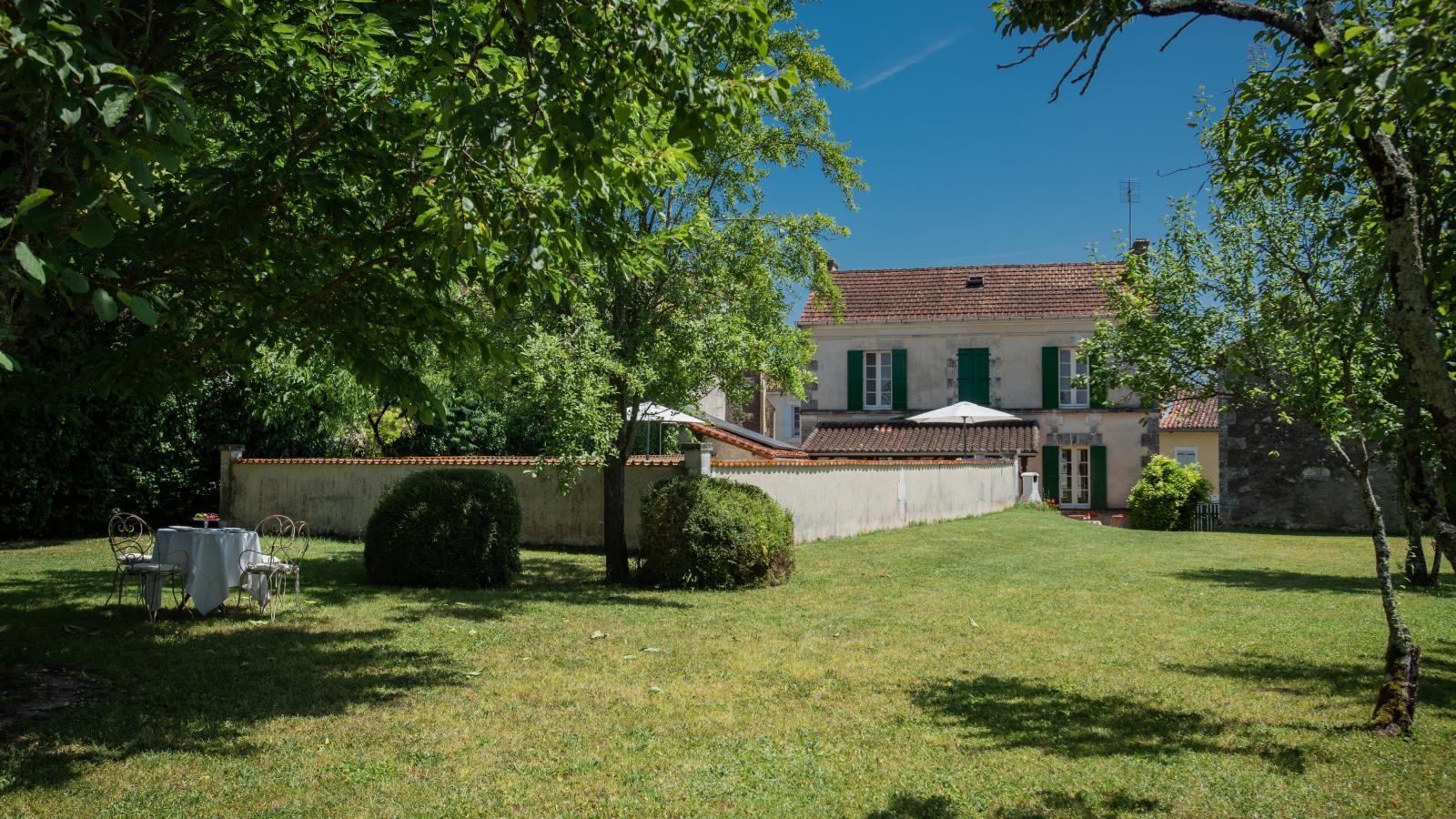 Gite Le Presbytère-Gardens summer