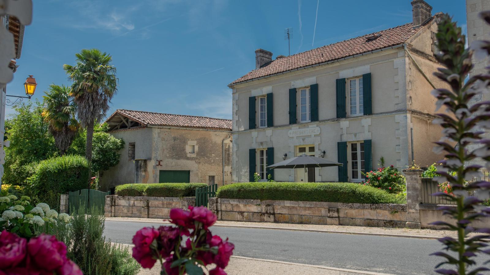 Gîtes de La Maison du Bonnesheur-Buitenkant zomer