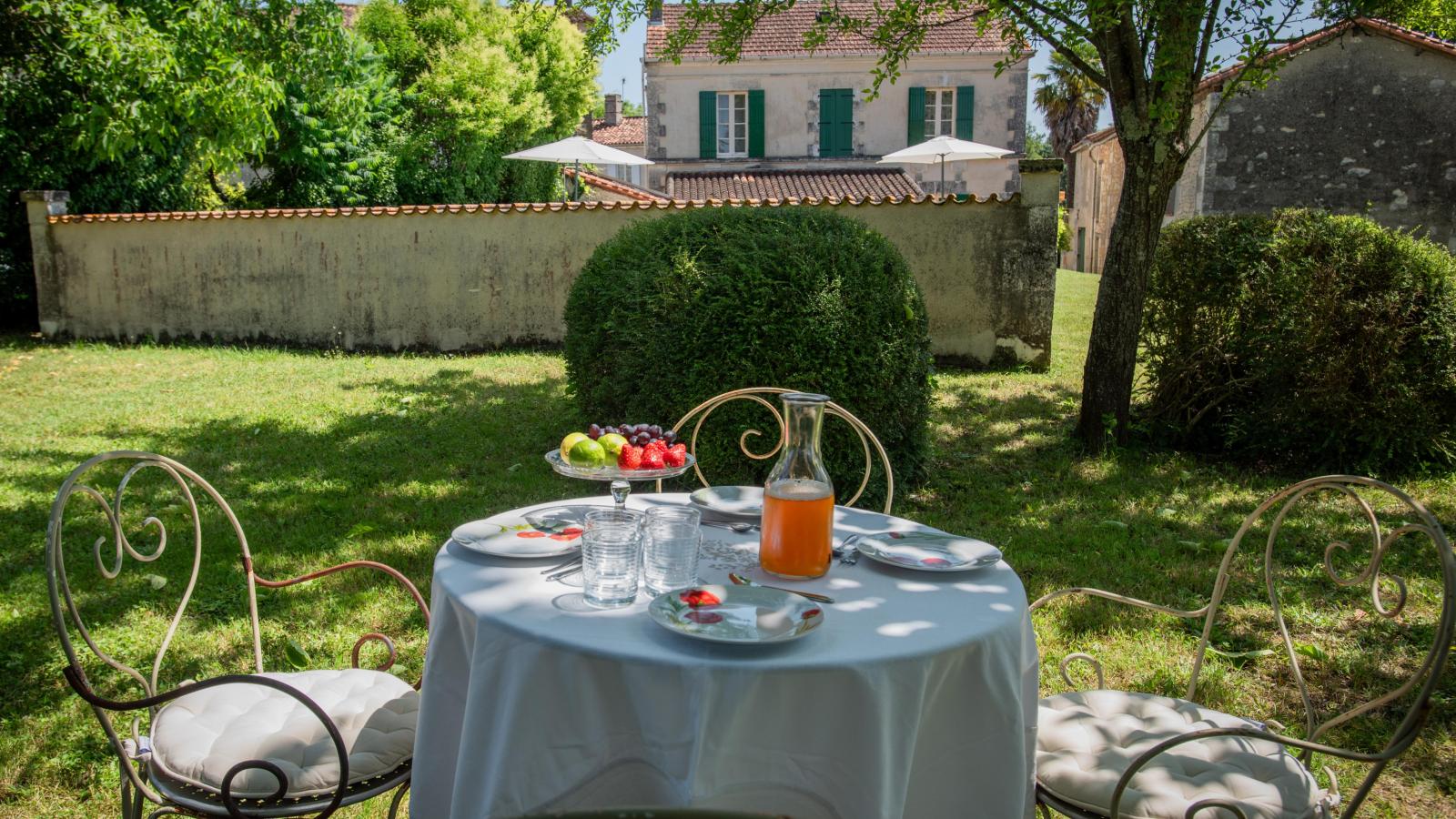 Gîtes de La Maison du Bonnesheur-Tuinen zomer