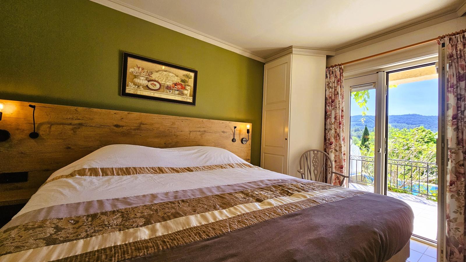 Les Hirondelles-Bedroom