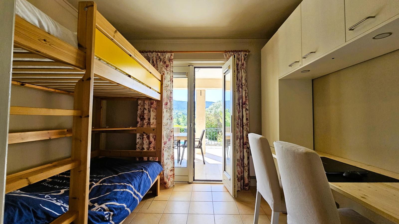 Les Hirondelles-Bedroom