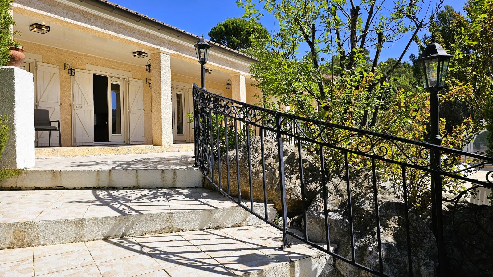 Les Hirondelles-Exterior summer
