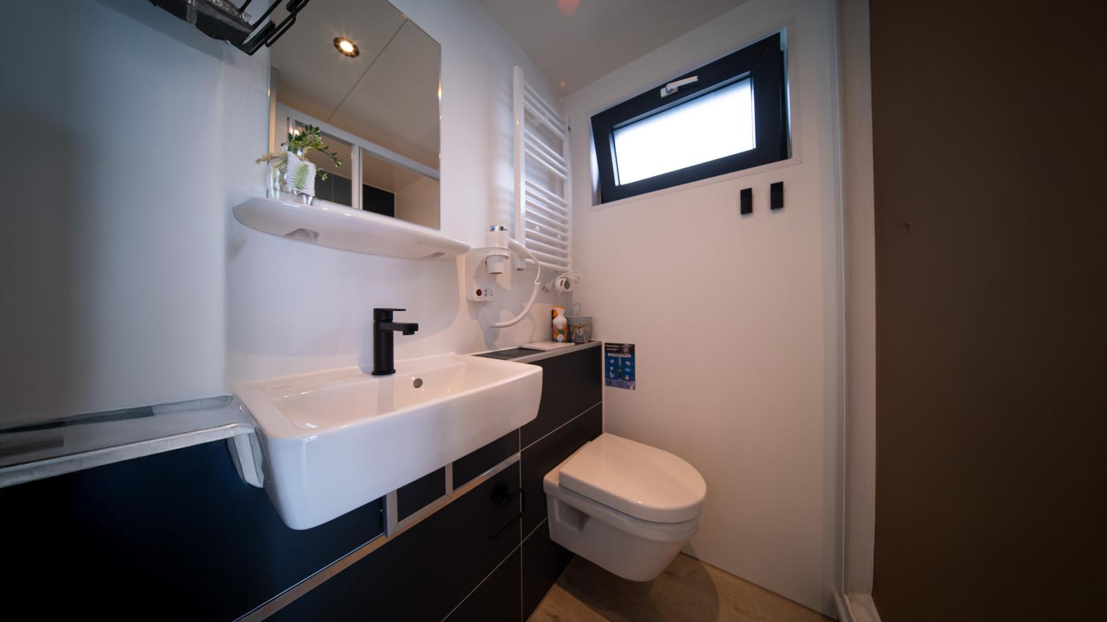 Floating in Heeg-Salle de bain