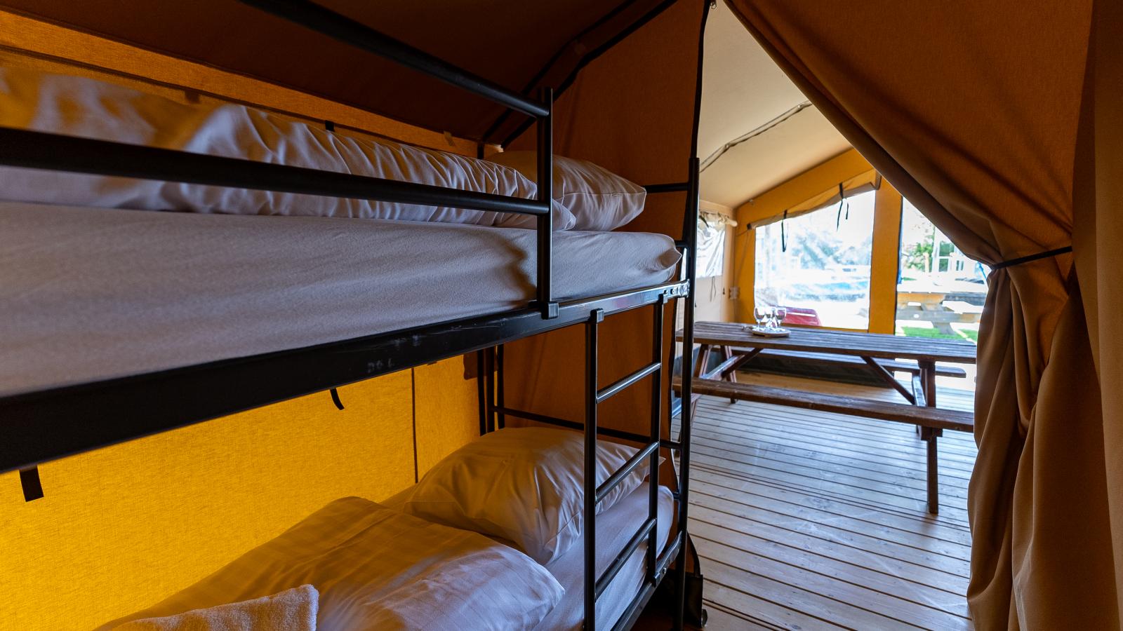 Safaritent in Heeg-Slaapkamer