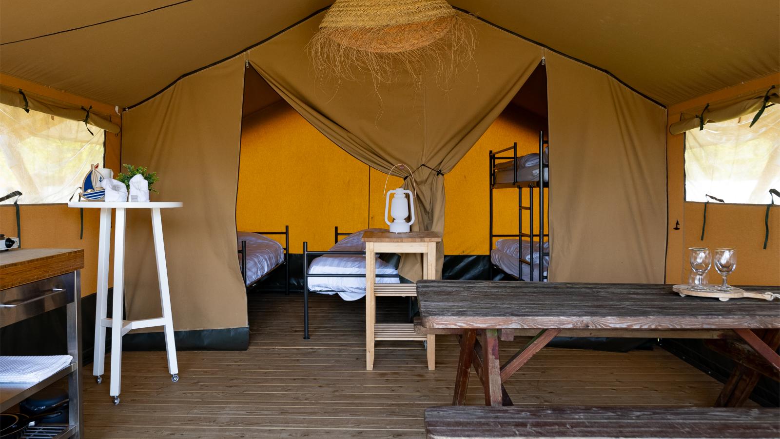 Safaritent in Heeg-Eetkamer