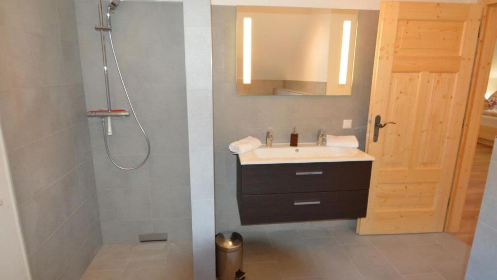 Ahorn-Bathroom