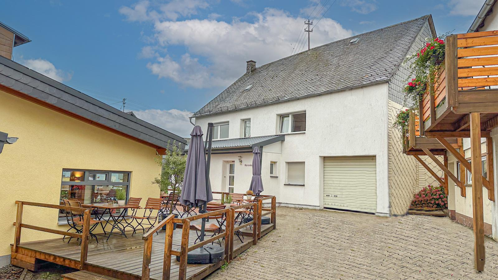 Herrenhaus-Außenbereich Sommer
