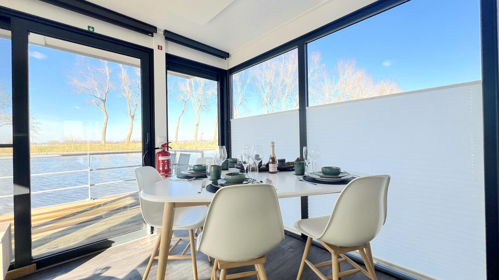 Maxim Jr-Dining room