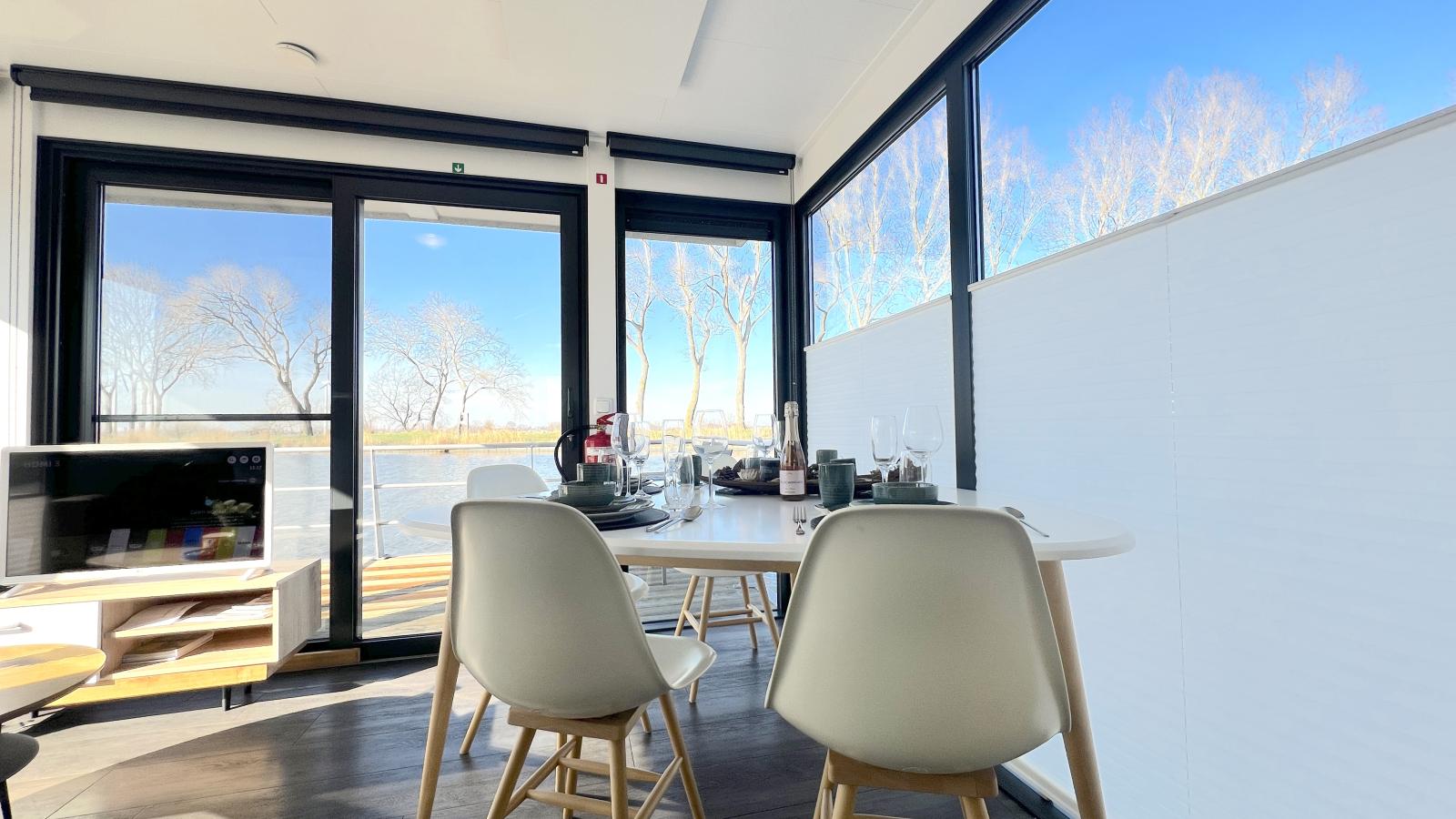 Maxim Jr-Dining room