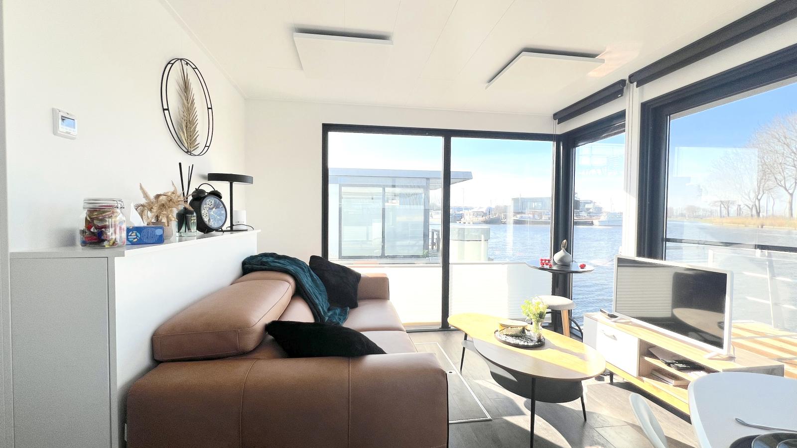 Maxim Jr-Living room