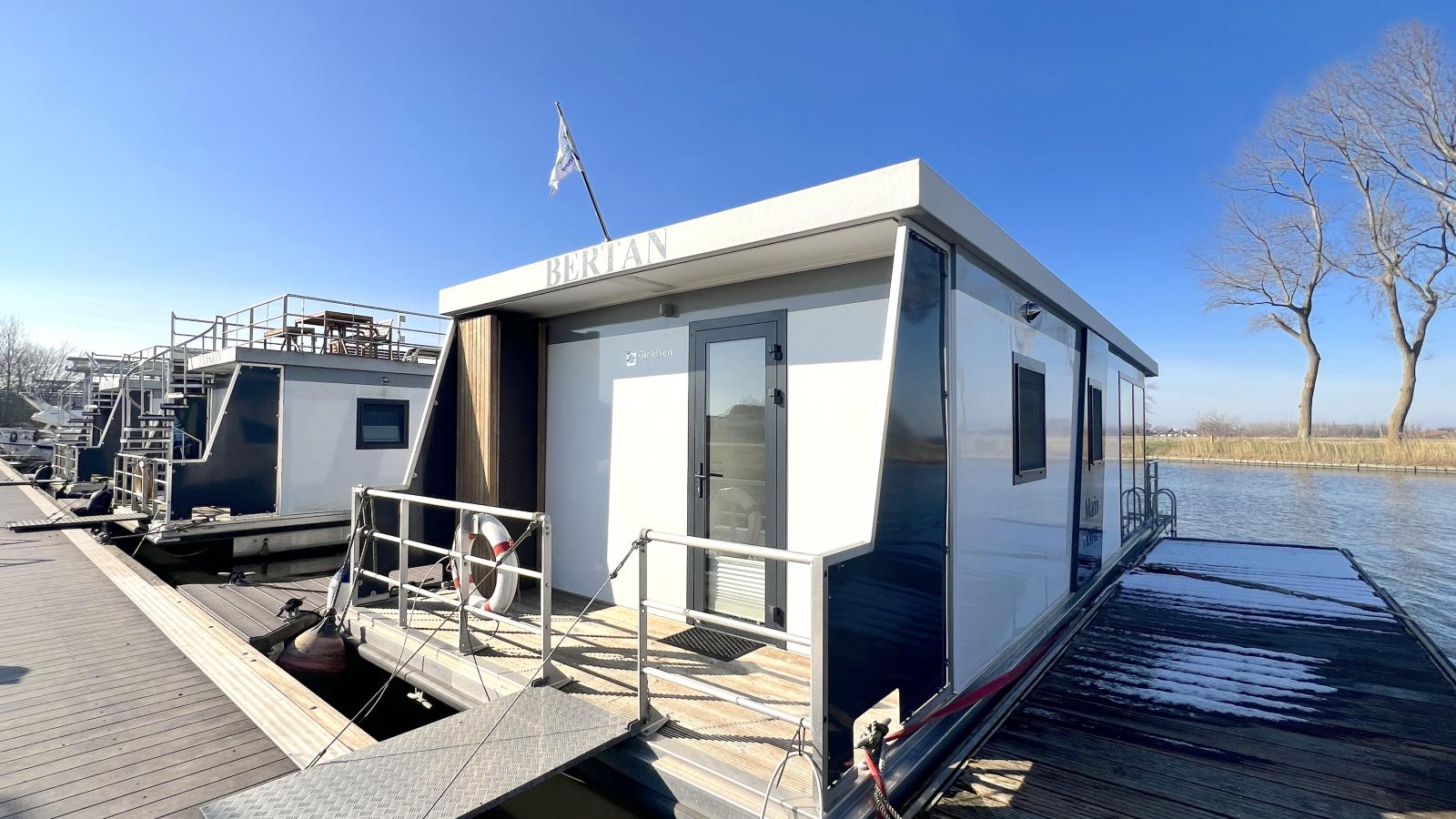 Maxim Jr-Exterior summer