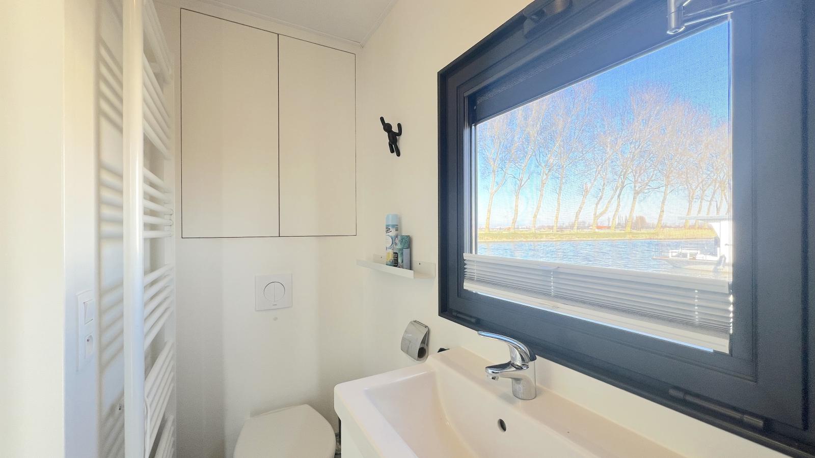 Maxim Jr-Bathroom
