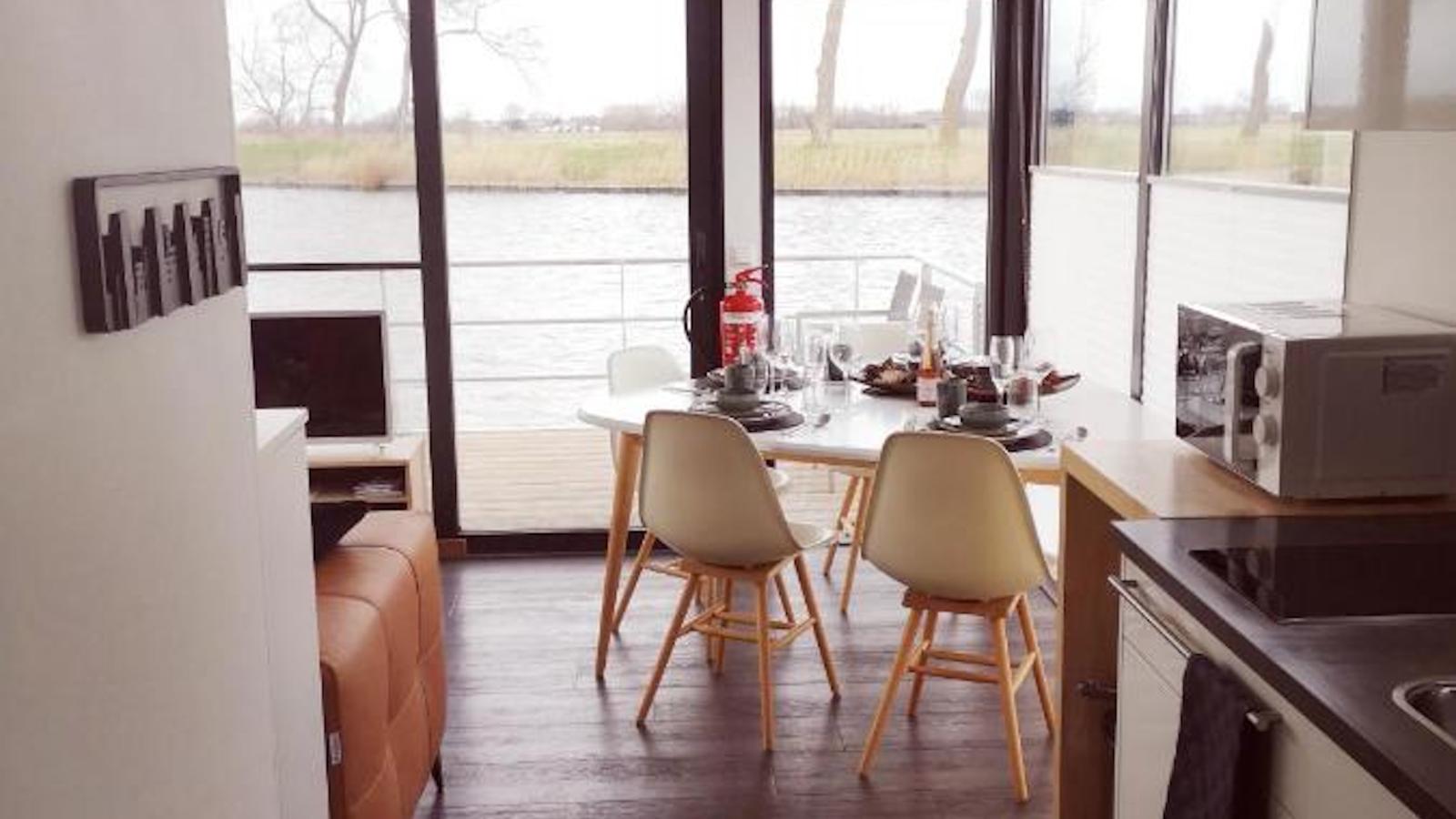 Maxim Jr-Dining room