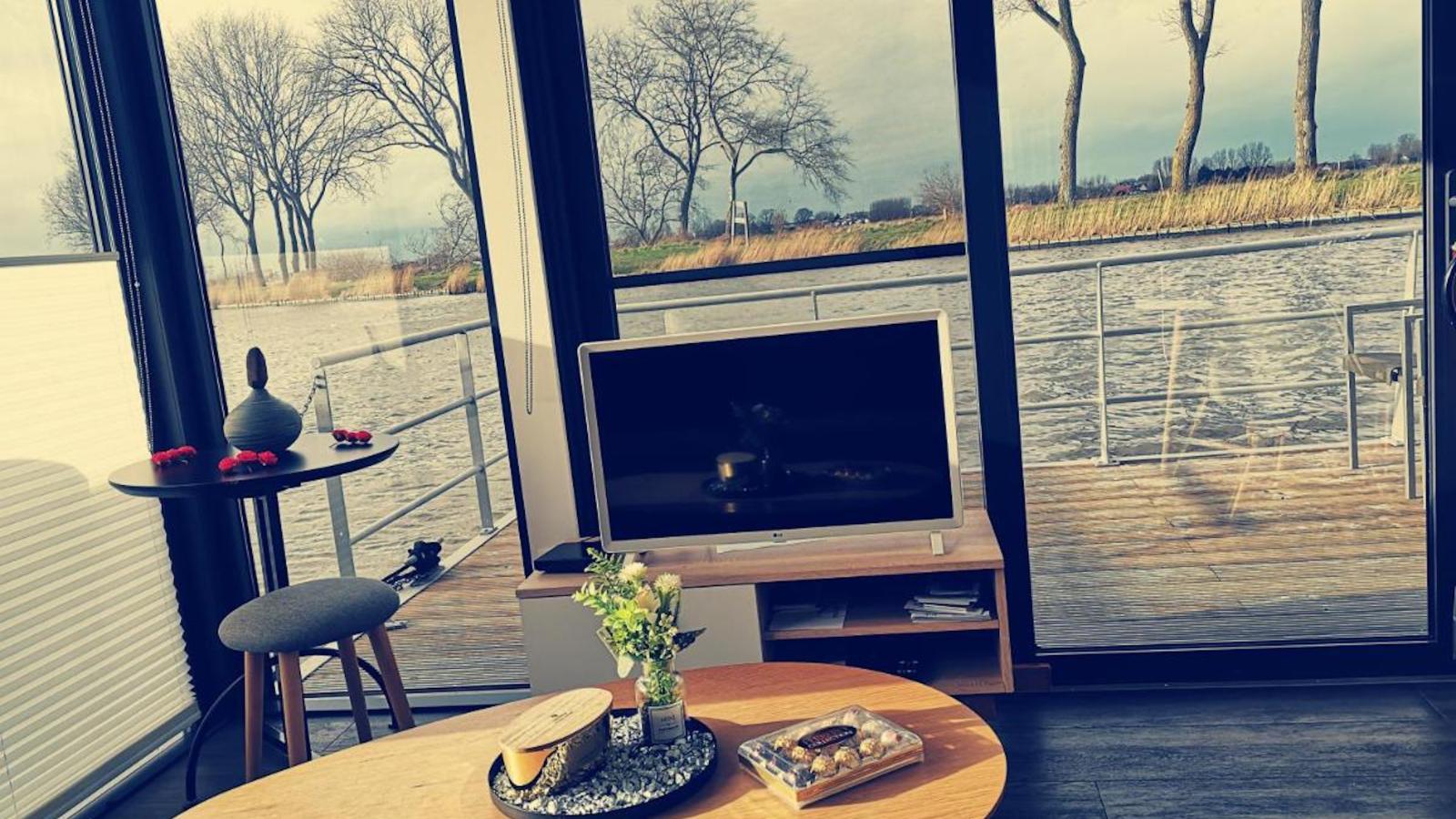 Maxim Jr-Living room