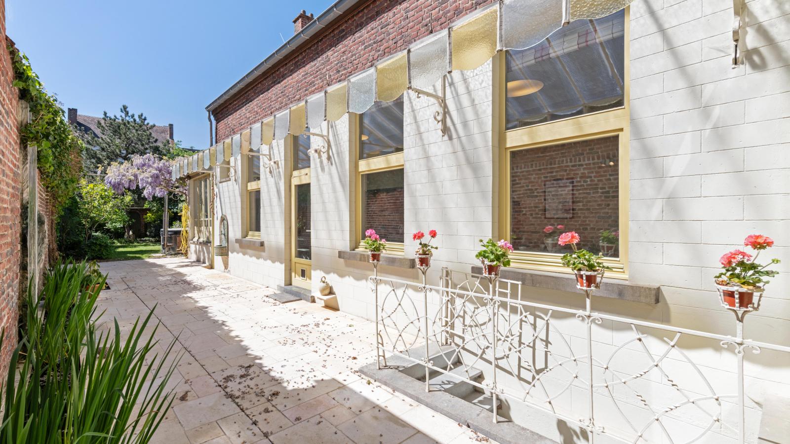 La Maison Bleue Ronse - Buitenkant zomer