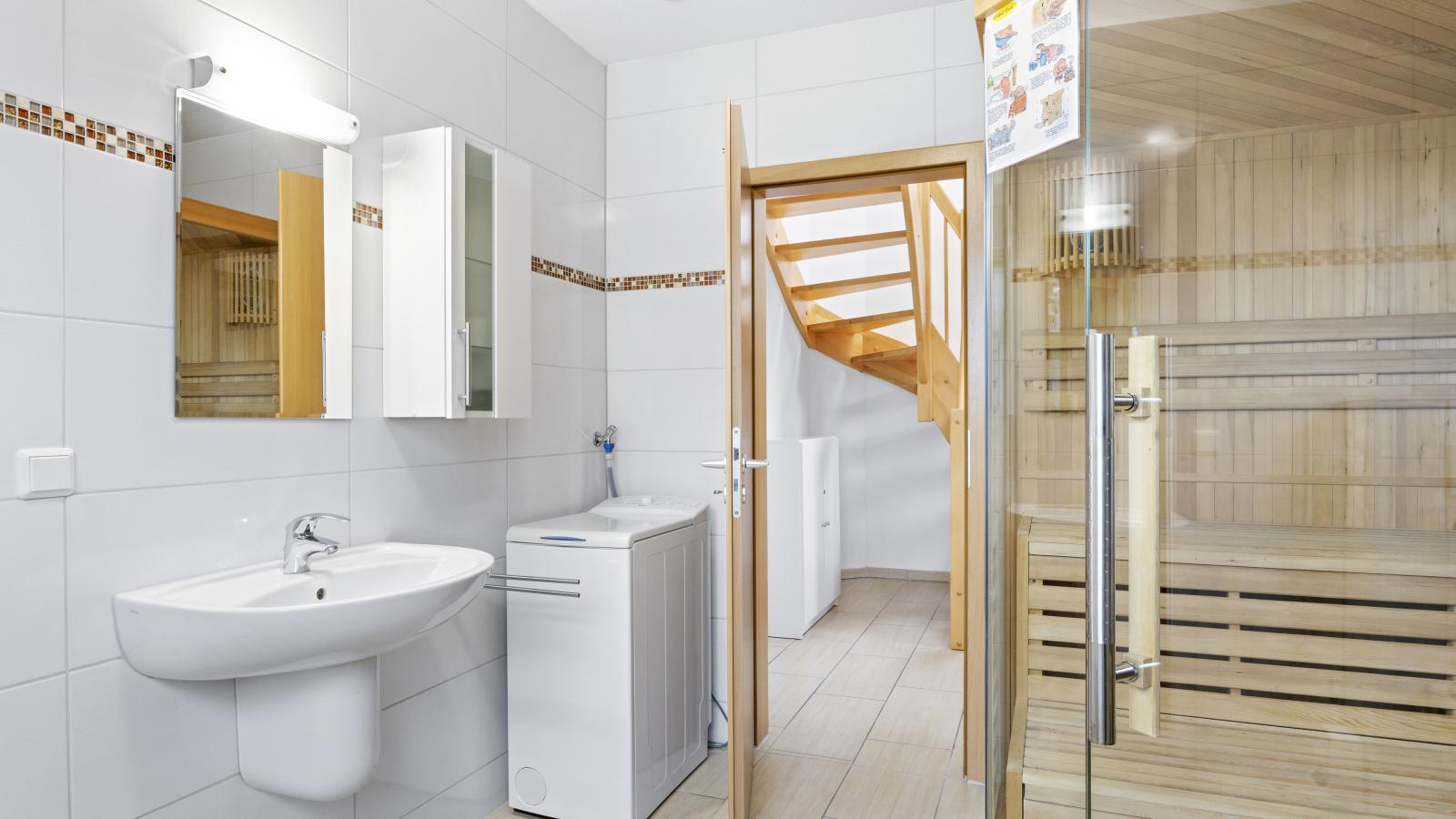 Stranddistel links mit Sauna-Sauna