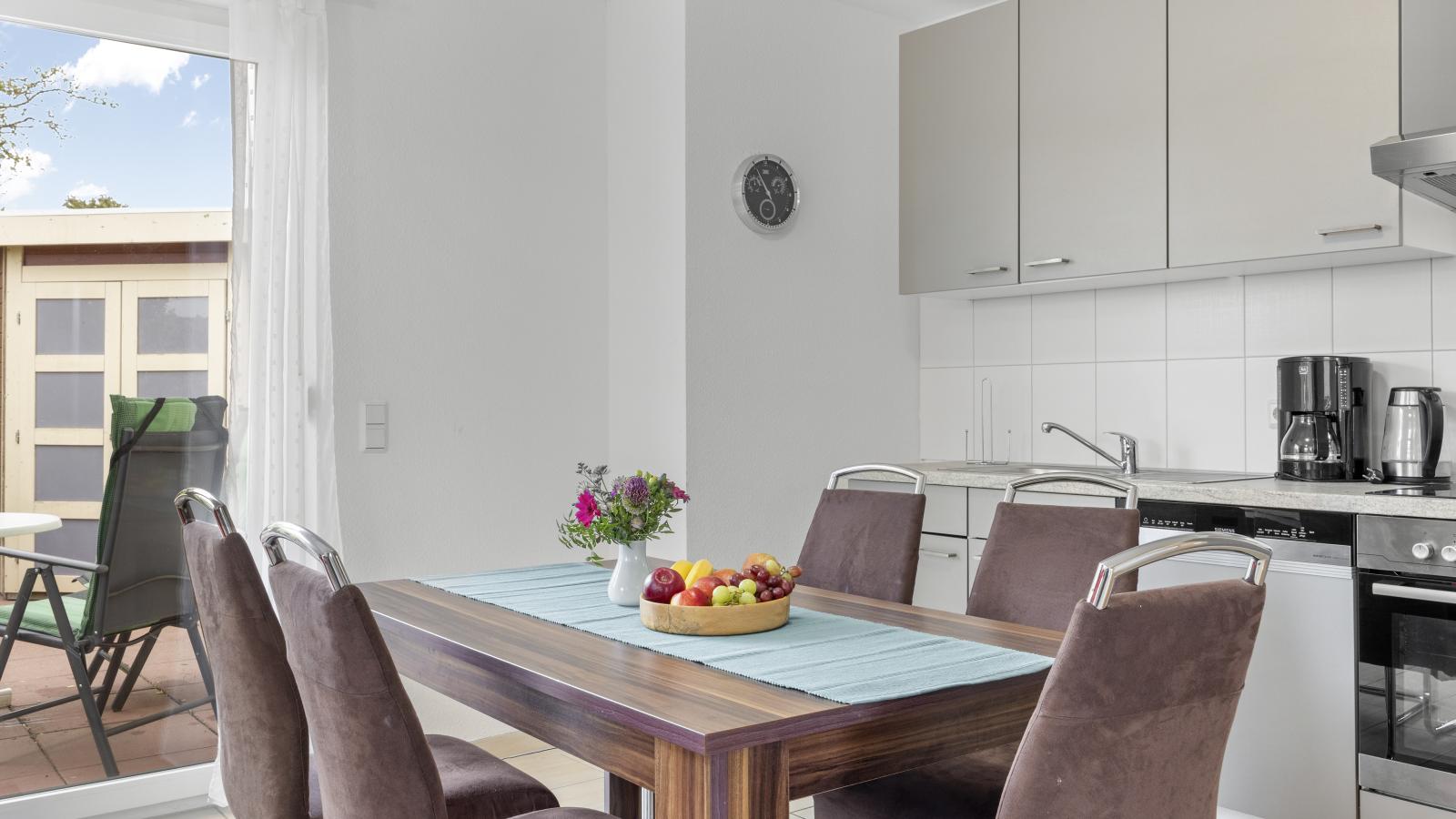 Stranddistel links mit Sauna-Eetkamer