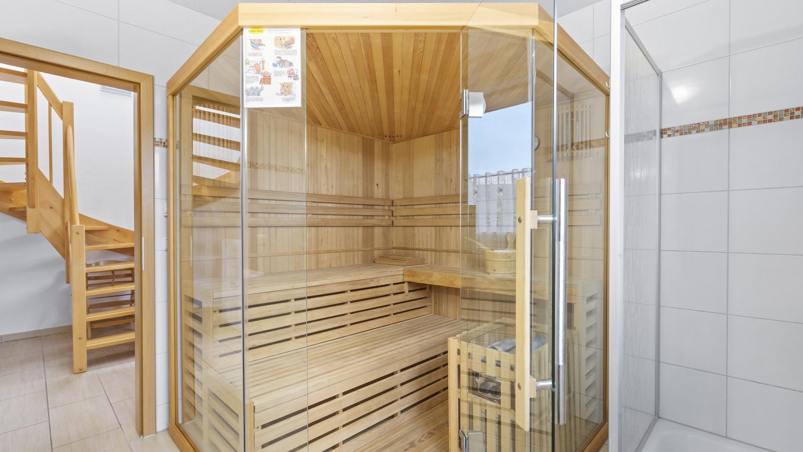 Stranddistel links mit Sauna-Sauna