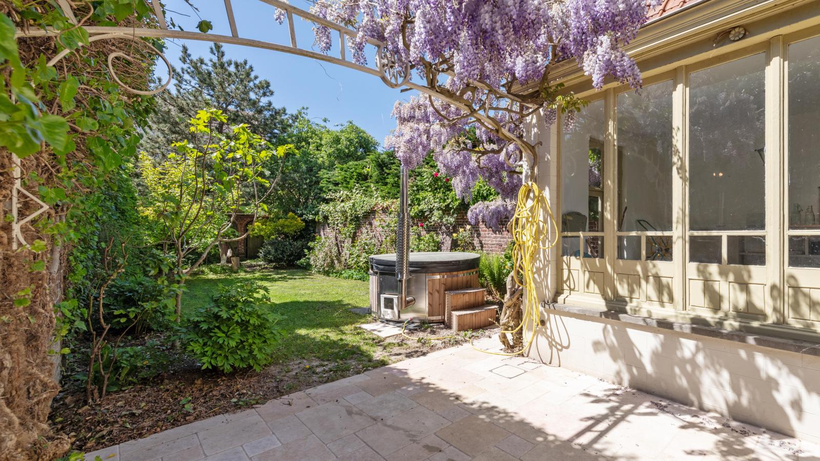 La Maison Bleue petite - Tuinen zomer