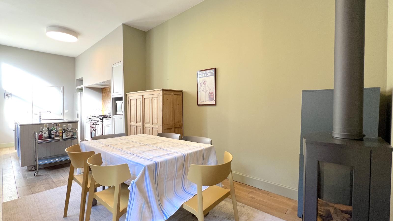 La Maison Bleue petite-Eetkamer