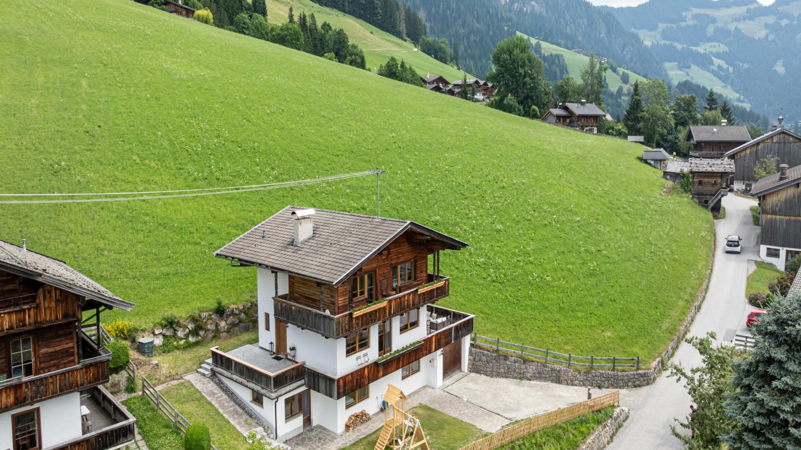 Tirola Chalet Alpbach-Buitenkant zomer