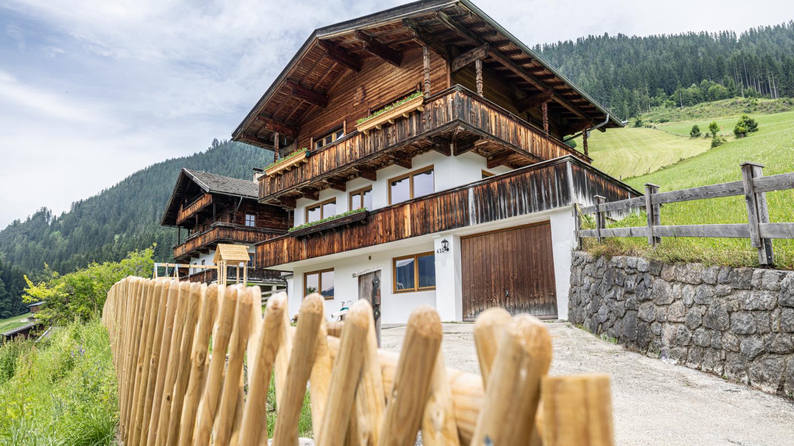 Tirola Chalet Alpbach-Buitenkant zomer