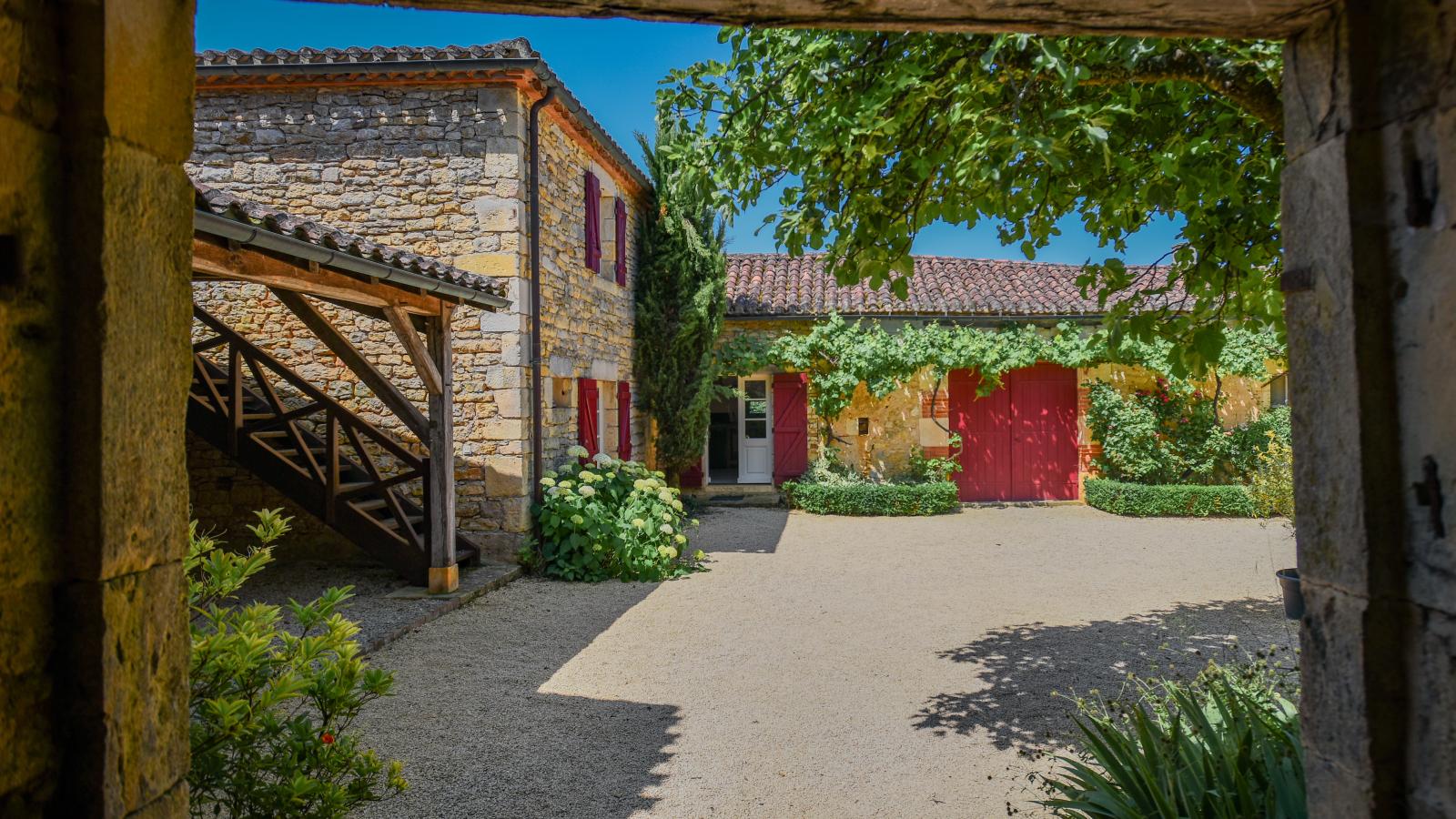Petit gite Saint Martin le Redon-Buitenkant zomer