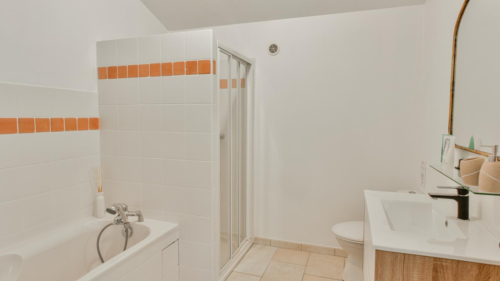 Petit gite Saint Martin le Redon-Badkamer