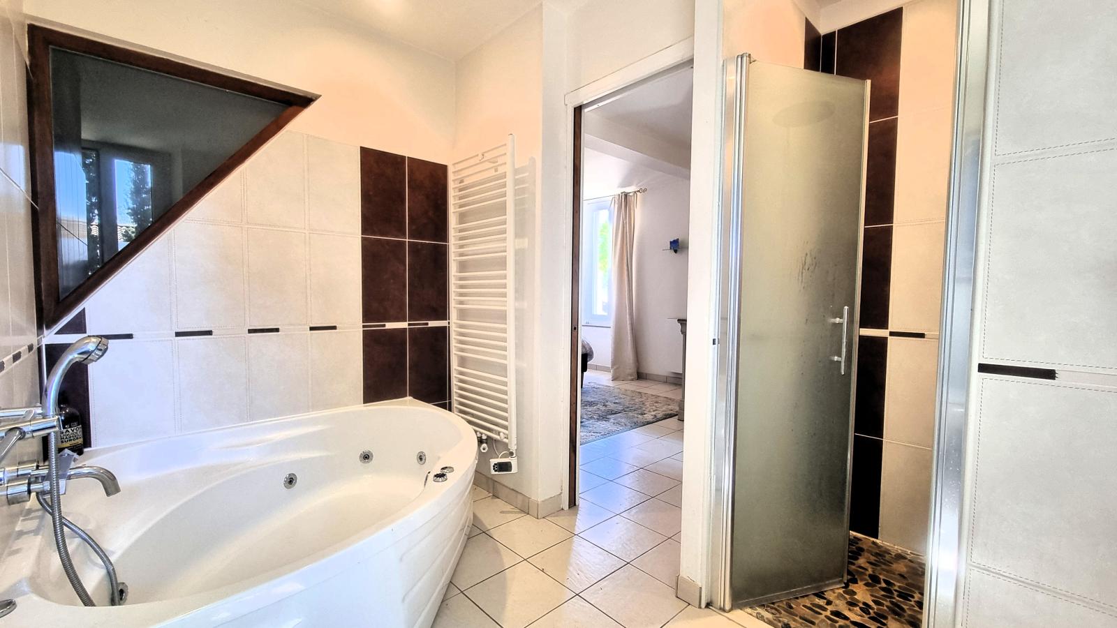 Les Châtaignes-Badkamer