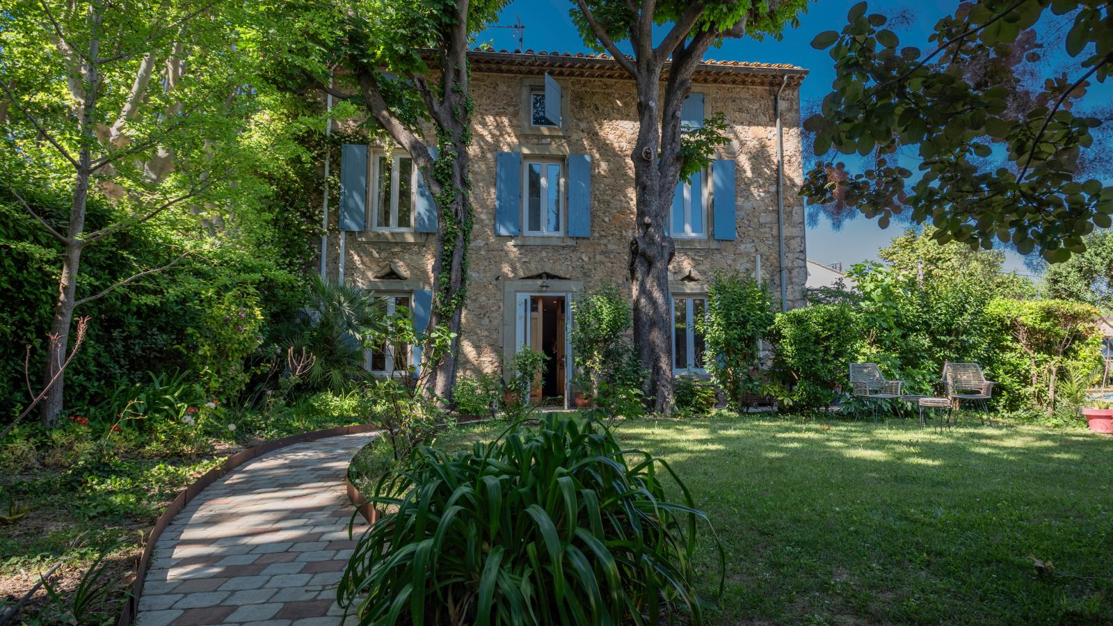 Les Châtaignes - Exterior in summer