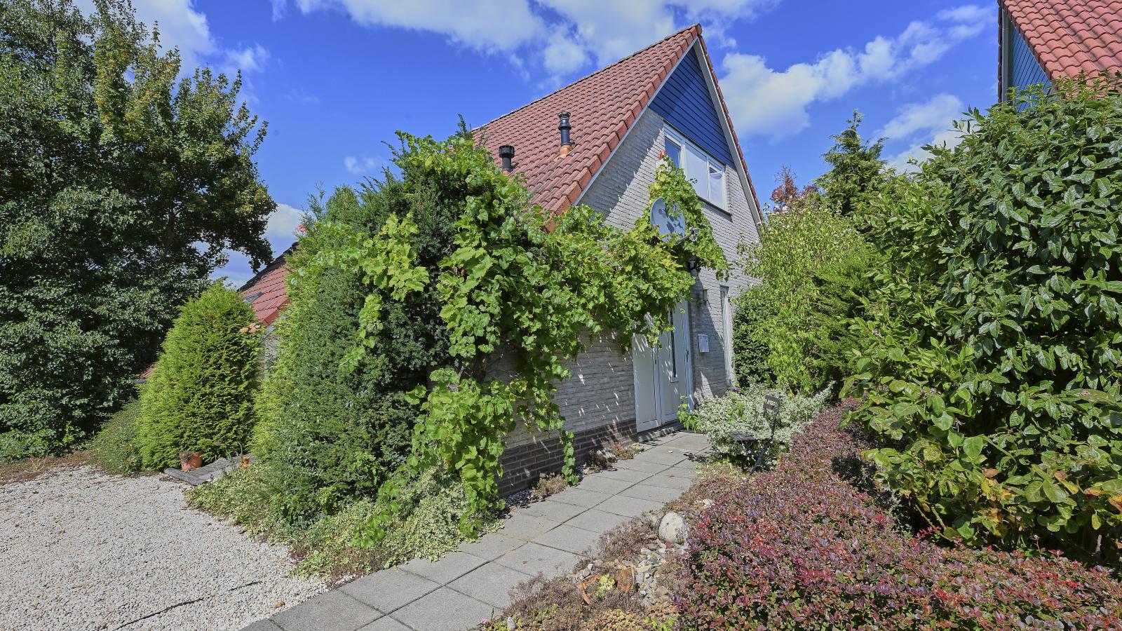 Aan de oever-Exterior summer
