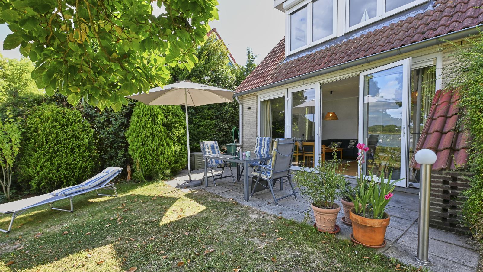 Aan de oever-Gardens summer