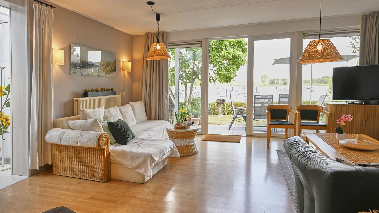 Aan de oever-Living room
