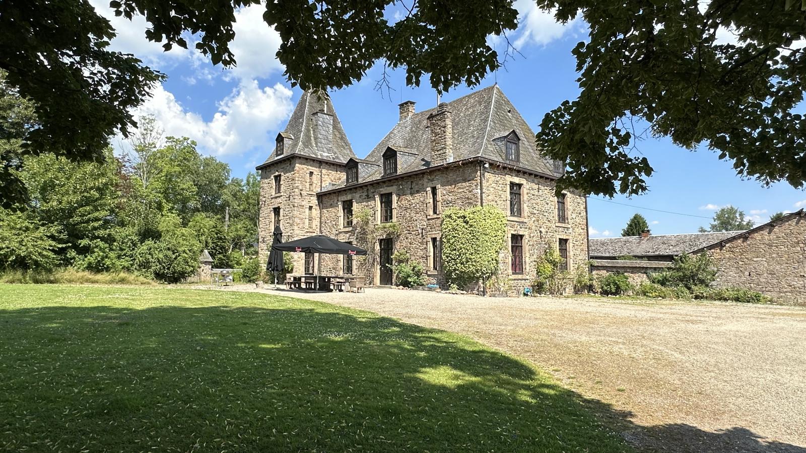 Castel Bodeux-Buitenkant zomer